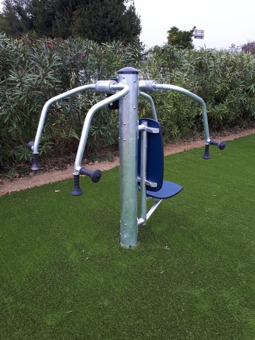 Agrès de fitness extérieur sur gazon synthétique