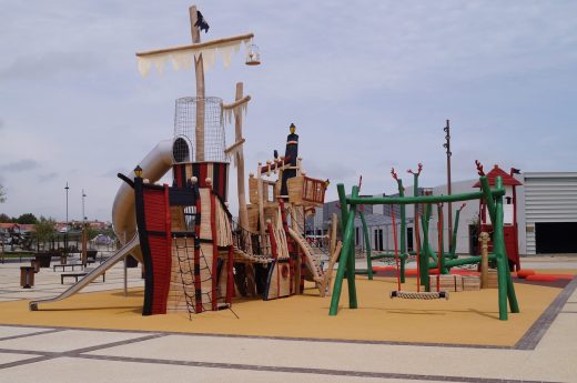 Aire de jeux sur le thème des pirates, sur sol coulé