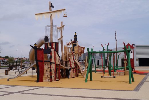 Aire de jeux sur le thème des pirates, sur sol coulé