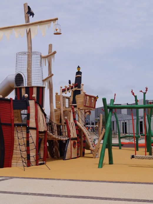 Aire de jeux sur le thème des pirates, sur sol coulé