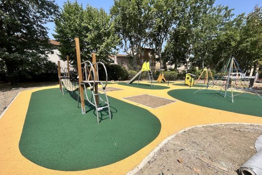 Aire de jeux du parc municipal de Canet-d’Aude, sol coulé vert et jaune