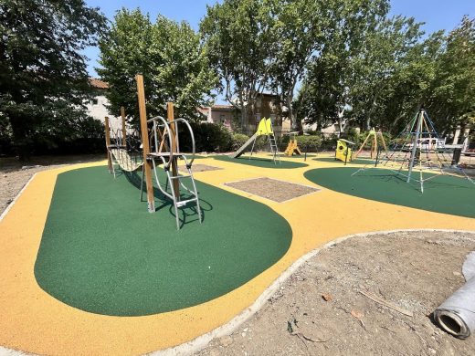 Aire de jeux du parc municipal de Canet-d’Aude, sol coulé vert et jaune