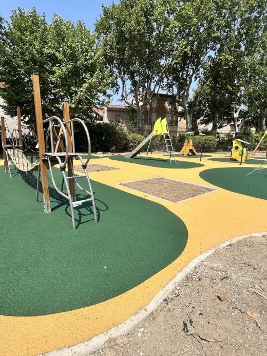 Aire de jeux du parc municipal de Canet-d’Aude, sol coulé vert et jaune