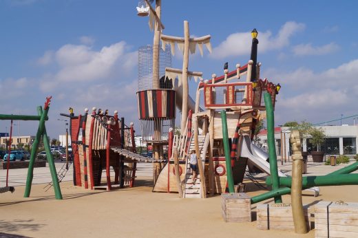 Vue d’ensemble d’une aire de jeux sur le thème des pirates