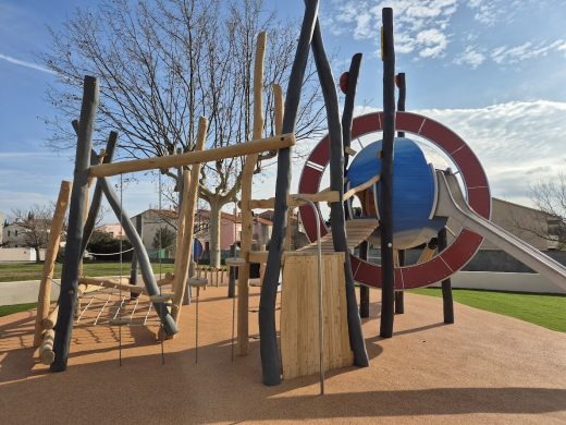 Structure de jeux en robinier avec sphère d’escalade sur sol coulé