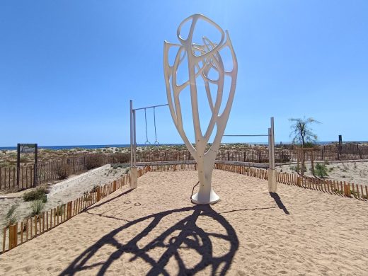 Arbre de sport en béton sur le front de mer du Barcarès