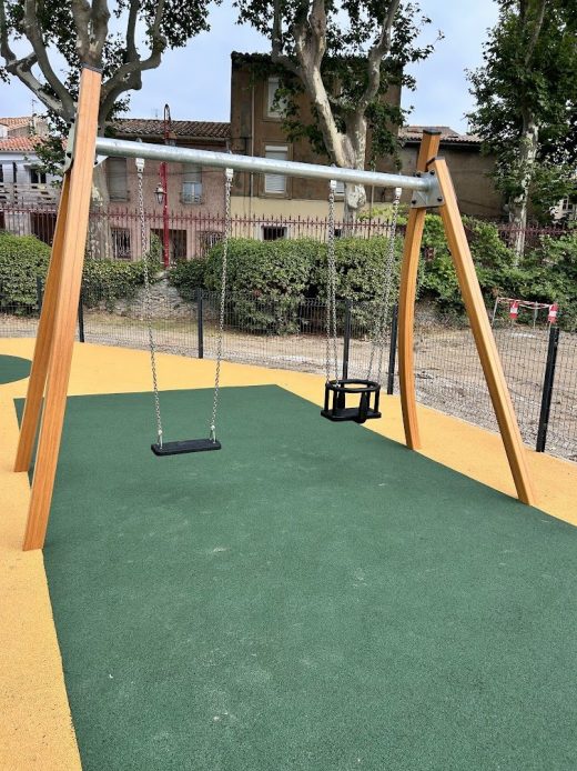 Balançoires du parc municipal de Canet-d’Aude