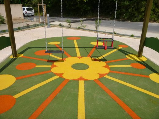 Balançoires sur sol coulé à motif de soleil