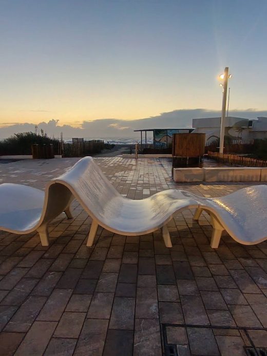 Banc en béton Agora au coucher du soleil au Barcarès