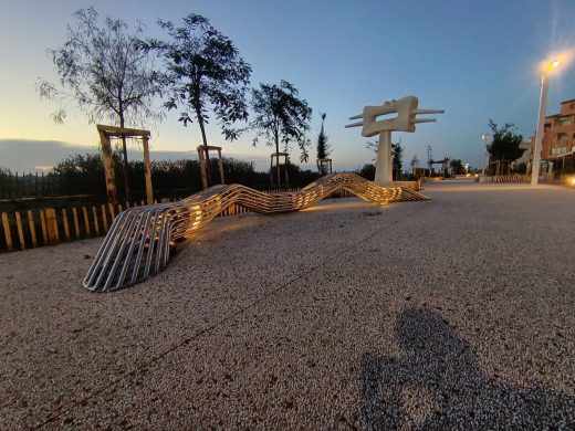 Banc en inox Cyria sur une promenade du Barcarès