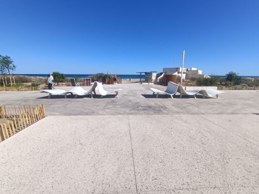 Bancs en béton Agora face à la mer au Barcarès