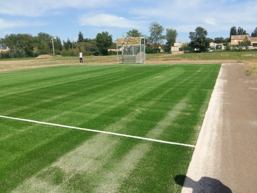 But de football sur un terrain en gazon synthétique