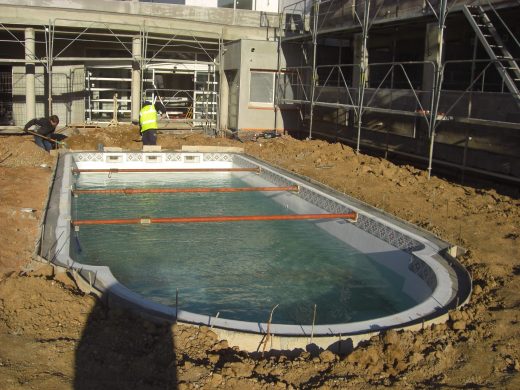 Abords de piscine d’un hôtel avant la pose du gazon