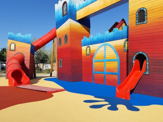 Château de jeux et toboggans sur sol EPDM coloré