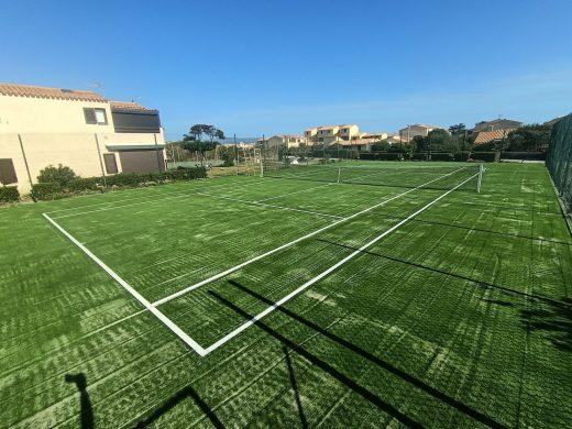 Terrain de tennis en gazon synthétique après entretien