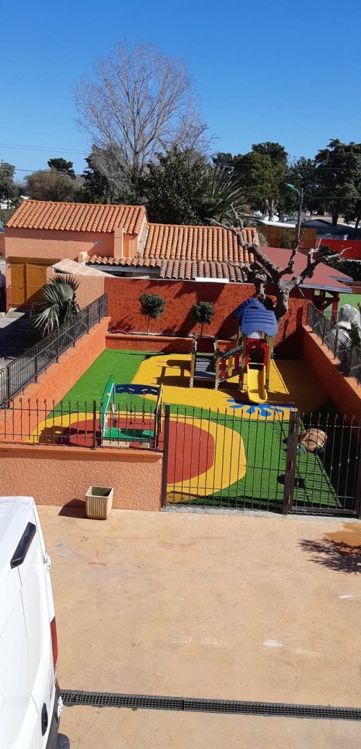 Espace de jeux en sol amortissant coulé et gazon synthétique, vu d’en haut