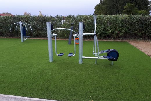 Espace de fitness en plein air sur gazon synthétique à Perpignan