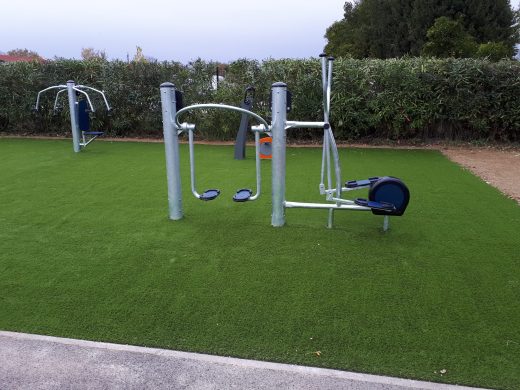 Espace de fitness en plein air sur gazon synthétique à Perpignan