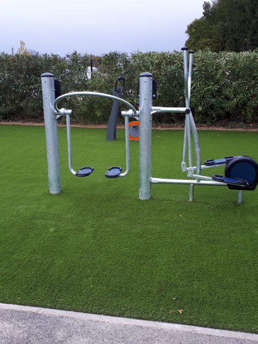 Espace de fitness en plein air sur gazon synthétique à Perpignan