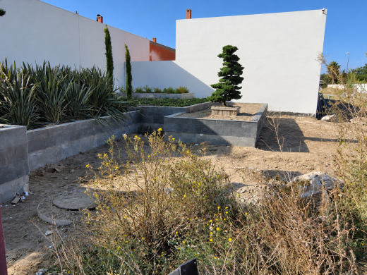 Jardin paysager en friche, avant la pose du gazon synthétique