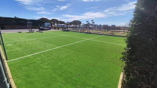 Terrain en gazon synthétique sportif du camping Les Tamaris