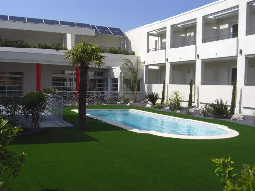Abords de piscine d’un hôtel en gazon synthétique