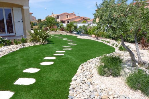 Allée en pas japonais dans un jardin en gazon synthétique