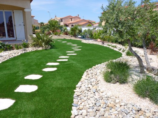 Allée en pas japonais dans un jardin en gazon synthétique