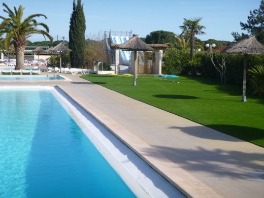 Gazon synthétique au bord d’une piscine de camping