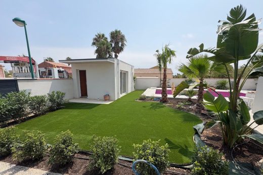 Jardin en gazon synthétique à Corneilla-del-Vercol, après les travaux