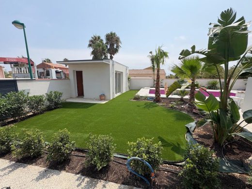 Jardin en gazon synthétique à Corneilla-del-Vercol, après les travaux
