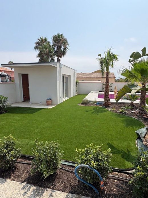 Jardin en gazon synthétique à Corneilla-del-Vercol, après les travaux