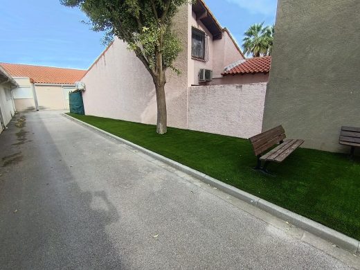 Cour en gazon synthétique de l’école Arago à Bompas