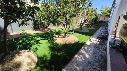 Jardin arboré en gazon synthétique à Perpignan