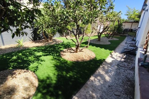 Jardin arboré en gazon synthétique à Perpignan