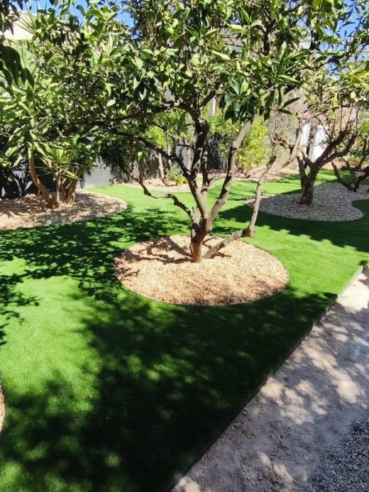 Jardin arboré en gazon synthétique à Perpignan