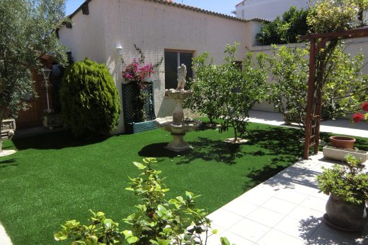 Jardin fleuri en gazon synthétique