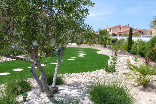 Jardin méditerranéen en gazon synthétique avec olivier et galets