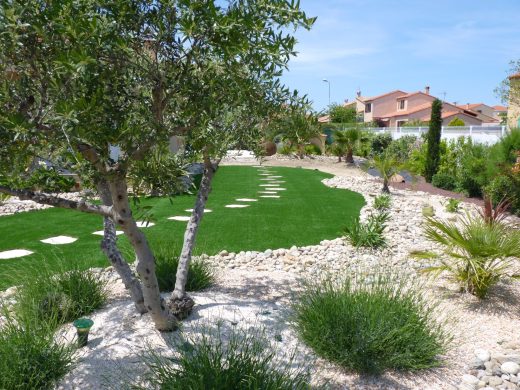 Jardin méditerranéen en gazon synthétique avec olivier et galets