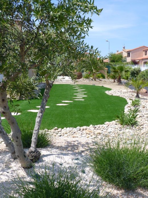 Jardin méditerranéen en gazon synthétique avec olivier et galets