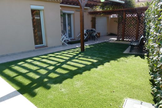 Jardin en gazon synthétique au pied d’une pergola