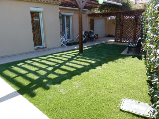 Jardin en gazon synthétique au pied d’une pergola