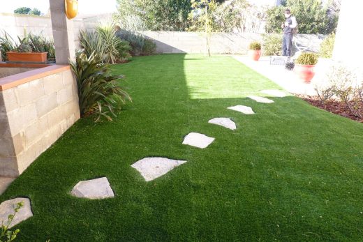 Pas japonais dans un jardin en gazon synthétique