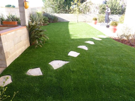 Pas japonais dans un jardin en gazon synthétique