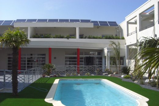 Gazon synthétique autour de la piscine d’un hôtel