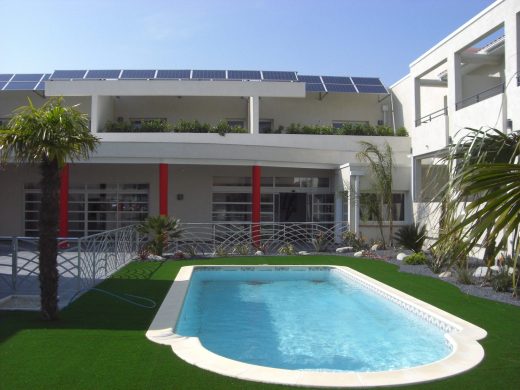 Gazon synthétique autour de la piscine d’un hôtel