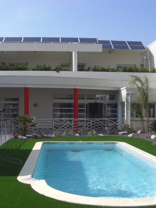 Gazon synthétique autour de la piscine d’un hôtel