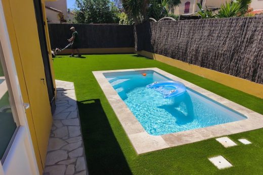 Gazon synthétique posé autour d’une piscine à Pia