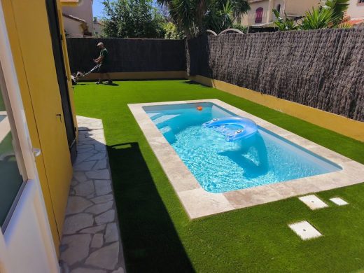 Gazon synthétique posé autour d’une piscine à Pia