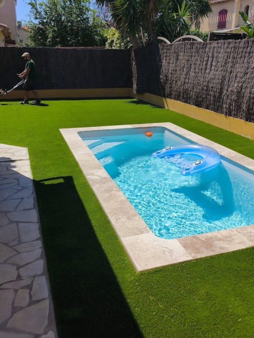 Gazon synthétique posé autour d’une piscine à Pia